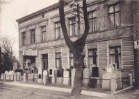 /album/strassen-und-platze/kaiserstrasse-3-heute-stralsunder-strasse-kaiserstrasse-13-steinmetzmeister-fritz-aue-ca-1930-archiv-aue-renger-web-jpg/